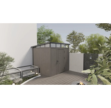 Gartenszene mit Gerätehaus, Frühbeet und Terrassenbereich