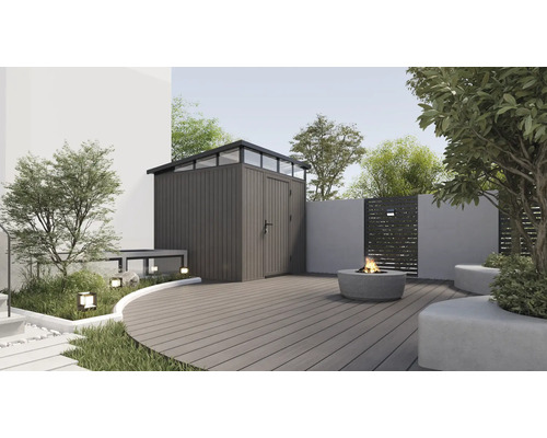 Gartenszene mit Gerätehaus, Terrasse, Feuerstelle und Bepflanzung