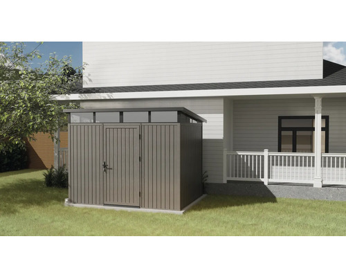 Gartenschrank aus Holz mit Doppeltür und Oberlicht vor einem Haus