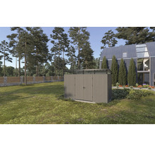 Scène de jardin avec abri de jardin sur pelouse