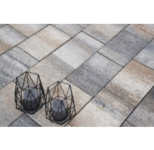 Pose de pavés avec deux photophores décoratifs