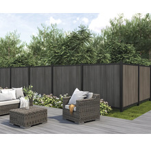 Terrasse mit Flechtmöbeln und Zaun für den Aussenbereich