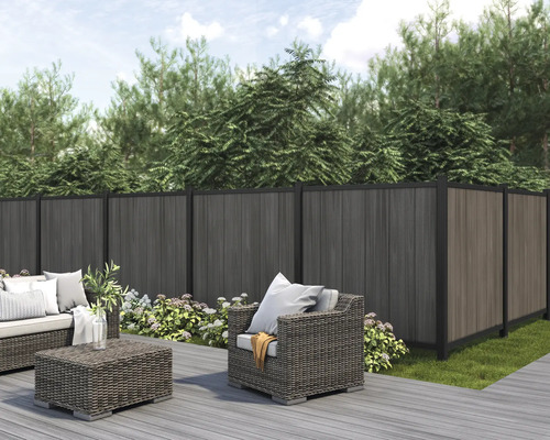 Terrasse mit Flechtmöbeln und Zaun für den Aussenbereich