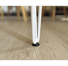 Detailaufnahme eines weissen Tischbeins mit Bodenschoner auf einem Holzboden.