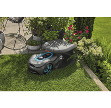 Robot tondeuse Gardena avec station de charge dans le jardin