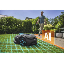 Robot tondeuse Gardena avec homme en arrière-plan et fonction IA mise en évidence sur une pelouse