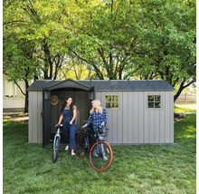 Abri de jardin avec deux femmes et des vélos sur la pelouse