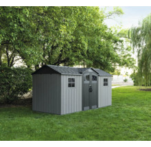 Abri de jardin en plastique dans le jardin