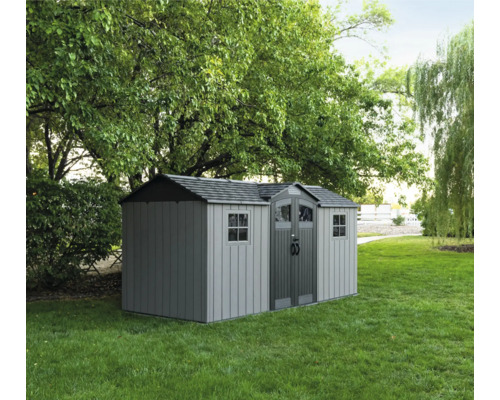 Abri de jardin en plastique dans le jardin