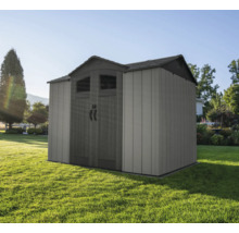 Abri de jardin en plastique dans le jardin