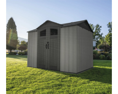 Abri de jardin en plastique dans le jardin