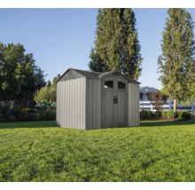 Abri de jardin en plastique sur une pelouse