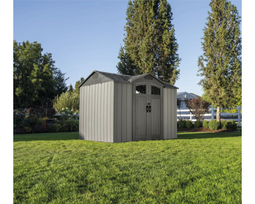 Abri de jardin en plastique sur une pelouse