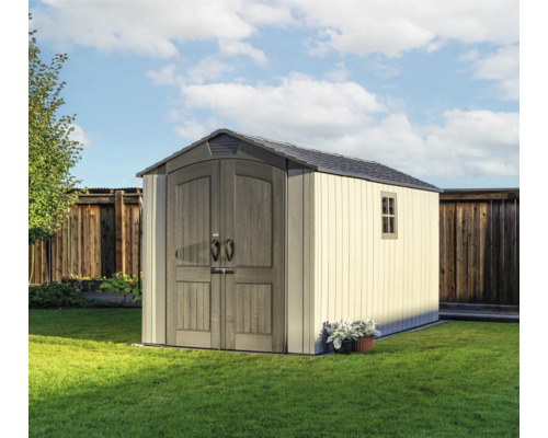 Abri de jardin avec double porte et fenêtre dans le jardin