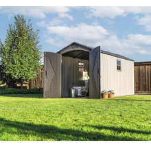 Abri de jardin avec portes ouvertes sur une pelouse