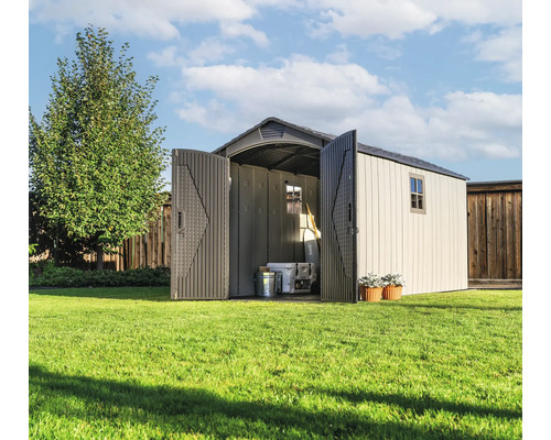 Abri de jardin avec portes ouvertes sur une pelouse
