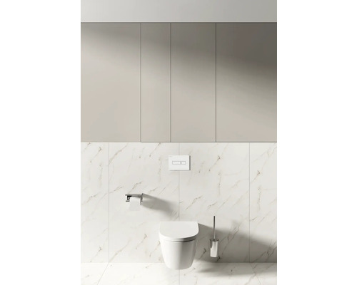 Salle de bain moderne avec WC suspendu, porte-papier toilette, plaque de commande et garniture WC devant des carreaux de marbre