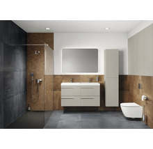 Salle de bains moderne avec douche, meuble-lavabo, miroir et toilettes dans les tons gris et marron