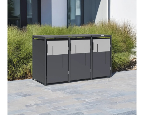 Trois caches poubelles en métal à l'extérieur