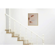 Escalier avec marches en bois et une image encadrée avec l'inscription : Are you ok ?