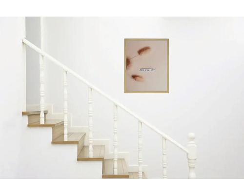 Escalier avec marches en bois et une image encadrée avec l'inscription : Are you ok ?