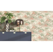 Pièce décorative avec papier peint à motifs, commode, lampe et plantes