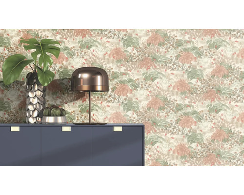 Pièce décorative avec papier peint à motifs, commode, lampe et plantes