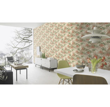 Salon avec papier peint à motifs, table à manger et chaises.