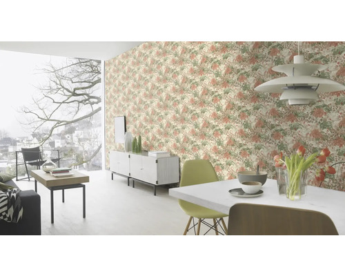 Salon avec papier peint à motifs, table à manger et chaises.