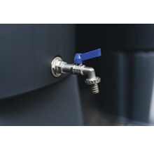 Wasserhahn mit blauem Griff an einer Regentonne