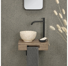 Waschbecken mit Waschtisch, Armatur, Handtuch und Spiegel für das Badezimmer