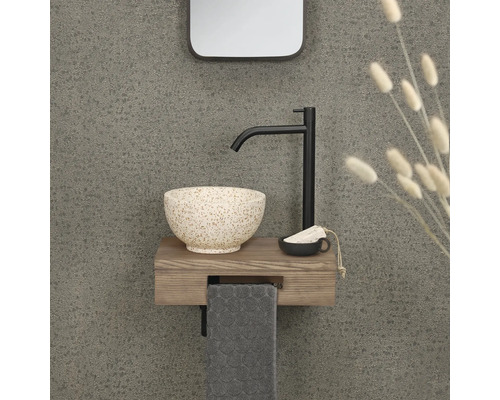 Waschbecken mit Waschtisch, Armatur, Handtuch und Spiegel für das Badezimmer