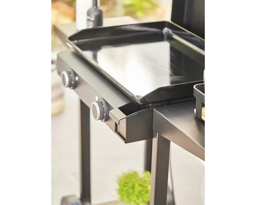 Vue détaillée d'un gril avec boutons de commande et espace de rangement