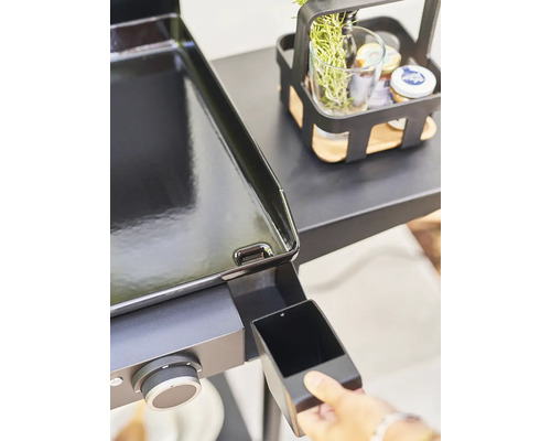 Vue détaillée d'un poste de grillade avec tiroir, élément de commande et panier de rangement