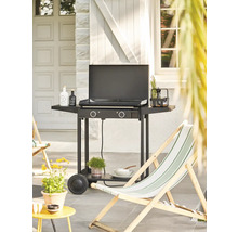 Espace extérieur avec chariot de grill, table d'appoint et chaise longue