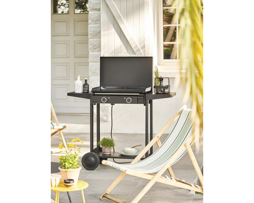 Espace extérieur avec chariot de grill, table d'appoint et chaise longue