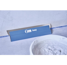 Knauf Flächenspachtel mit Logo und Eimer mit Spachtelmasse