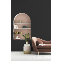 Salon avec étagère, décorations et canapé