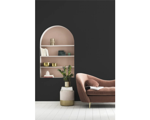 Salon avec étagère, décorations et canapé