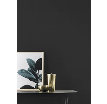 Scène décorative avec image, récipient et bol sur une table.