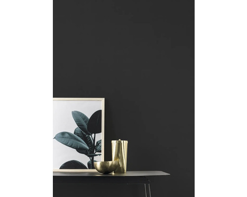 Scène décorative avec image, récipient et bol sur une table.