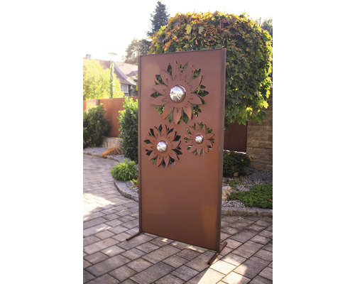 Dekorativer Sichtschutz aus Metall mit Sonnenblumenmuster im Garten