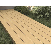 Terrassendielen aus Holz auf Rasenfläche.