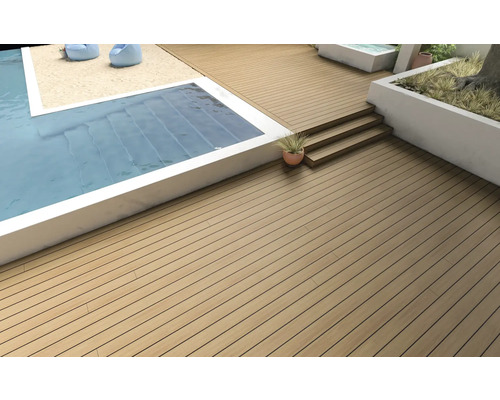 Szene mit einem Schwimmbecken, Holzterrasse und Dekorationselementen.