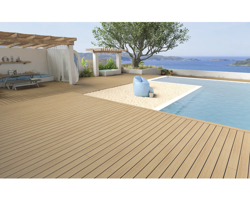 Terrasse mit Holzboden, Pool und Meerblick