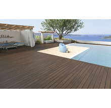 Terrasse avec planches en bois, piscine et vue sur la mer