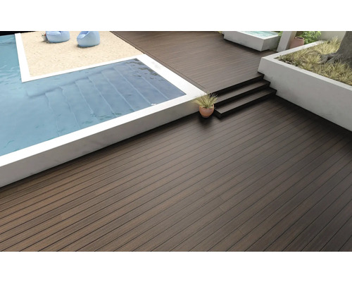 Terrasse avec lames de terrasse foncées à côté de la piscine et de l'escalier