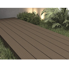 Planches de terrasse en bois composite dans un espace extérieur