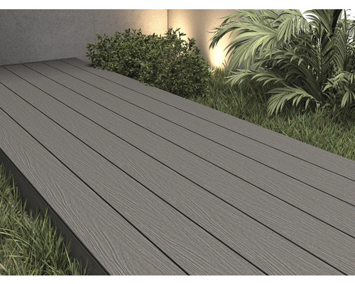 Terrasse avec planches grises et plantes