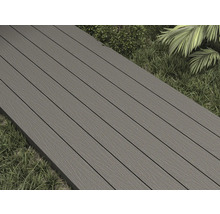 Lames de terrasse en composite bois dans un espace extérieur